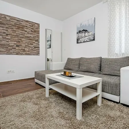 Elias Apartment *